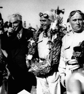 Giuseppe (Nino) Farina (al centro) fue el primer ganador del campeonato mundial de Frmula 1, conduciendo un Alfa Romeo 158 en 1950.