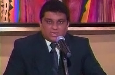 Alberto Fujimori dando una conferencia de prensa